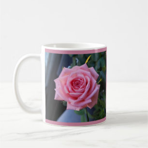 Rosa rosada completa en una taza de café