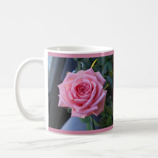 Rosa rosada completa en una taza de café (Izquierda)
