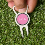Rosa y blanco | Herramienta de Divot de Monograma<br><div class="desc">Este moderno diseño de herramientas de divot presenta un fondo rosa brillante,  con sus iniciales en negrita en blanco para un aspecto sencillo y elegante,  pero profesional.</div>