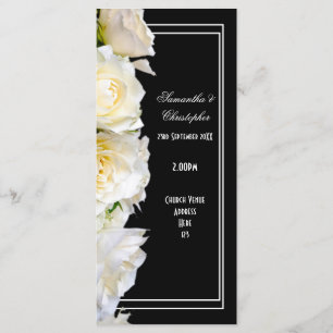 Rosas blancas en el programa de bodas de la iglesi