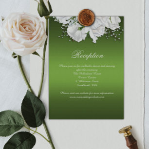 Rosas blancas y recepción de boda verde esmeralda
