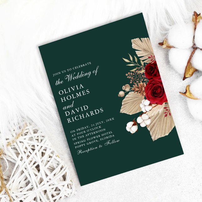 Rosas de Borgoña sobre Invitación de Boda Verde Es (Burgundy Roses on Emerald Green Wedding Invitation on cozy background with cotton flowers)