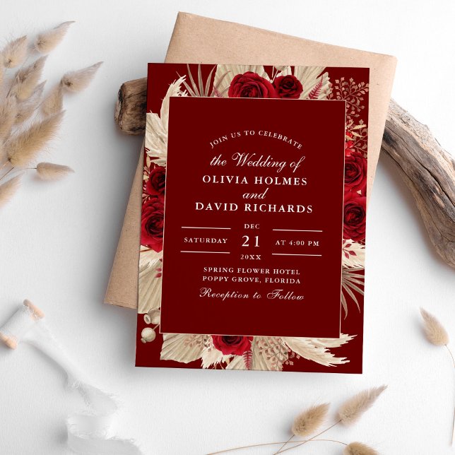 Rosas de Borgoña y la invitación a la boda de Gras (Burgundy Roses and Pampas Grass Wedding Invitation on a table surrounded with pampas grass.)