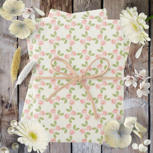 Rosas de cabaña en hojas de papel de envolvimiento