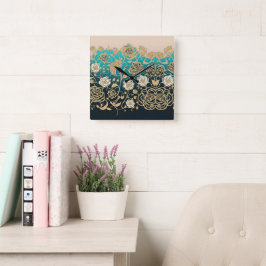 Rosas de oro con reloj de pared de fondo turquesa