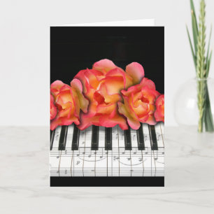 Rosas del teclado de piano y notas de la música