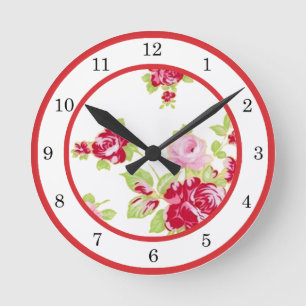Rosas en el reloj de pared blanco