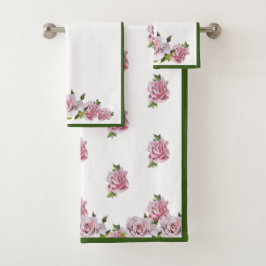 Rosas escultóricos en un baño con toalla