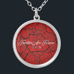 Rosas-familias negras de collar son para siempre<br><div class="desc">Collares mostrados en Plata Plate con una impresión multicolor en negro sobre un fondo rojo y texto de "Las familias son para siempre 2018" en un elegante guión de blanco. Personalizar este collar y elige tu estilo o cambia de color. O comprar como diseñado.</div>