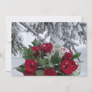 Rosas rojas en una boda de invierno blanca con nie