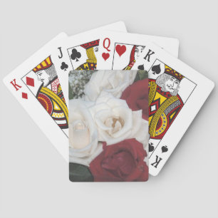 Rosas rojos y blancos jugando cartas