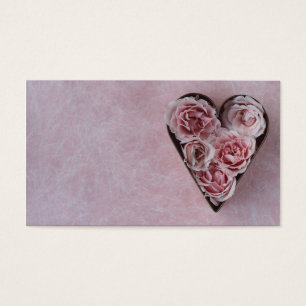 rosas rosados en un cortador en forma de corazón