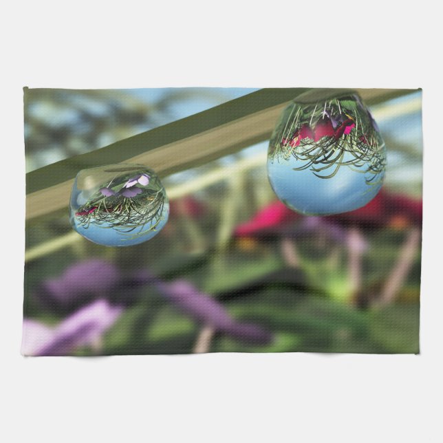 Rosas sobre la toalla de cocina de las gotas de ll (Horizontal)