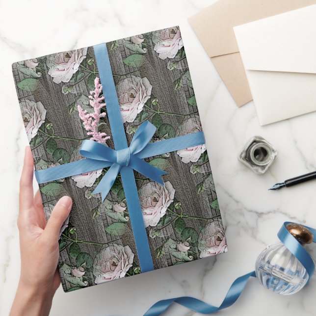 Rosas sobre papel para envolver madera templada (Regalar)