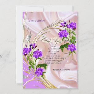 Rosas violetas de color púrpura en seda rosa