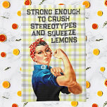 Rosie Riveter inspiró toalla para aplastar estereo<br><div class="desc">Aumente su experiencia en la cocina con nuestra toalla de cocina inspirada en Rosie Riveter, diseñada para aplastar los estereotipos mientras aprieta los limones y supere los retos culinarios. Con una mujer atrevida que muestra sus músculos, esta toalla no es solamente para limpiar derrames, es una declaración que celebra la...</div>