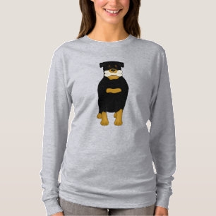 Rottweiler con una camiseta de hueso