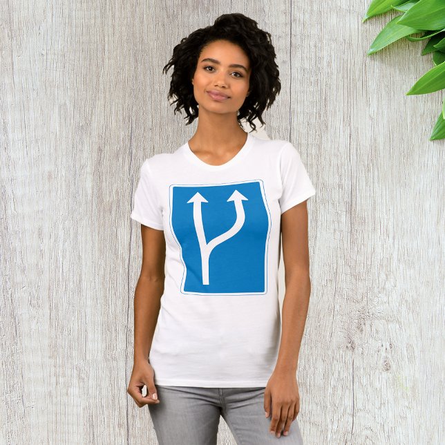 Rótulo de carretera cede la camiseta a las mujeres (Subido por el creador)