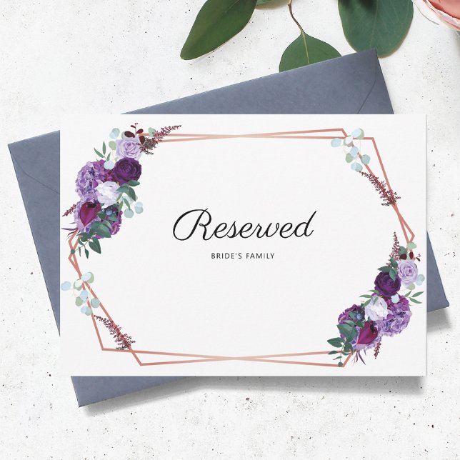 Rótulo reservado de Boda geométrico floral púrpura (Purple Floral Geometric Reserved Bride Family Card)