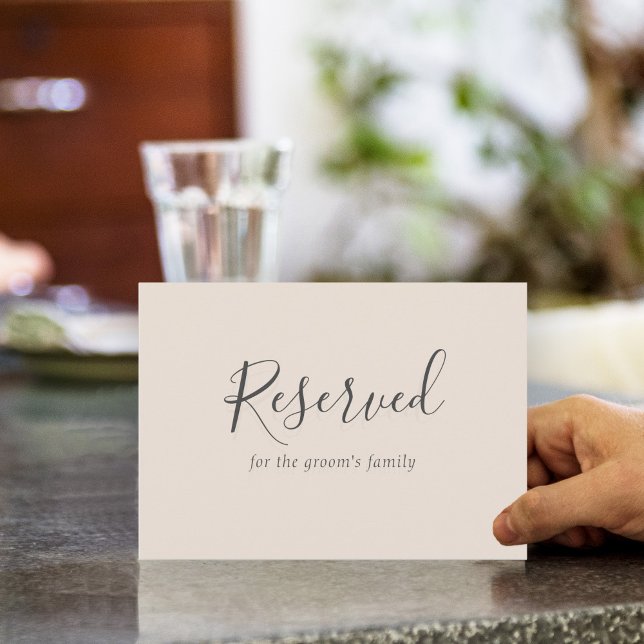Rótulo reservado para la simple boda elegante beig (This elegant "Reserved" table sign may be personalized with your text.)