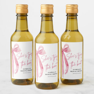 Rubor Pink Bow ella está atando la ducha nupcial