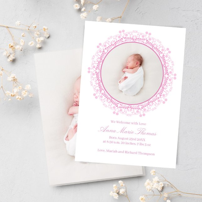 Rubor Rosa Foto de Bebé Floral Guión Nacimiento (Blush pink baby announcement with floral frame and full photo back for a soft elegant design.)