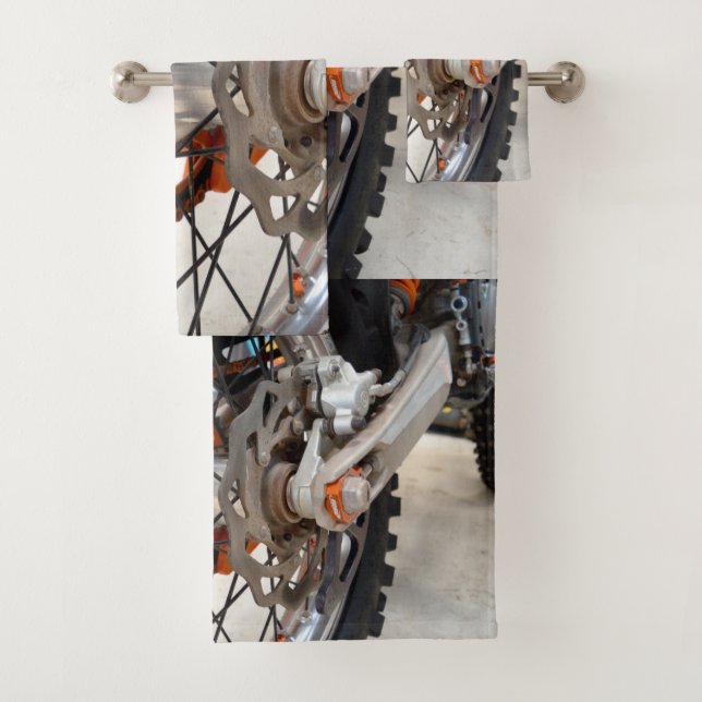 Rueda de bicicleta sucia, toalla de playa (In situ)