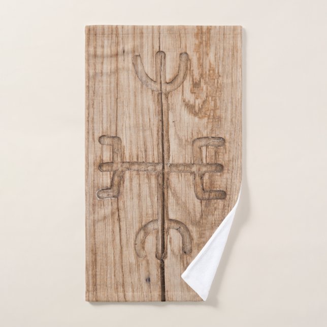 Rueda de viking sobre madera rota (Toalla de mano)