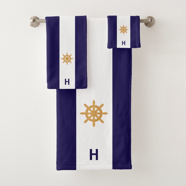 Rueda náutica y monograma sobre azul y blanco (In situ)