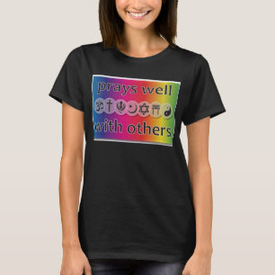 Ruega bien con otras la camiseta superior de la