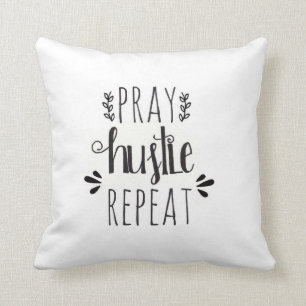 Ruegue la almohada puesta letras mano de la