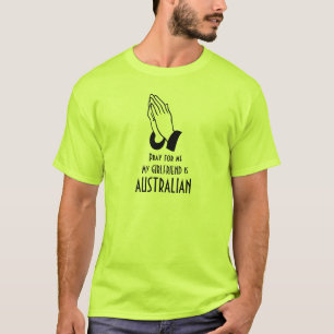 Ruegue para mí que mi novia es camiseta