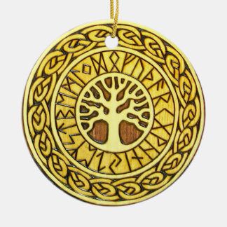 Runas de Viking con el ornamento del árbol