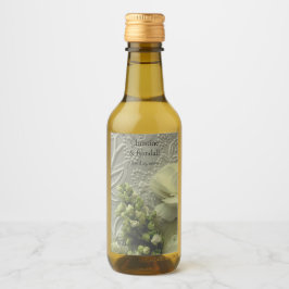 Runculus y lilatos blancos sobre papel texturado