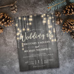 Rustic Black Wood String ilumina la invitación a l<br><div class="desc">Esta rústica plantilla de invitación a la boda inspirada en el boho presenta luces de cuerda con un fondo rústico de madera marrón. Todos los estilos de texto,  colores,  tamaños se pueden modificar para adaptarlos a sus necesidades.</div>