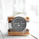 Rustic S'more Love Favor Classic Round Pegatina<br><div class="desc">Estos encantadores pegatinas son perfectos para los favores de la ducha de bebé,  los favores de la ducha de novia,  fiestas de cumpleaños y bodas. Vea toda la colección para ver más elementos coincidentes.</div>