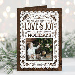 Rustic Winter Woodland Cutout - Tarjeta fotográfic<br><div class="desc">Personalizado económico imprimió tarjetas fotográficas de vacaciones con plantillas sencillas para la personalización. Este diseño neutro y caprichoso presenta un fondo de madera falsa, un corte de papel con elementos rústicos y una tipografía mixta. El texto dice "Que tu corazón esté lleno de amor y alegría de las fiestas". Personalízalo...</div>