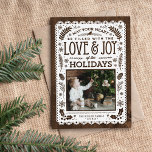 Rustic Winter Woodland Cutout - Tarjeta fotográfic<br><div class="desc">Personalizado económico imprimió tarjetas fotográficas de vacaciones con plantillas sencillas para la personalización. Este diseño neutro y caprichoso presenta un fondo de madera falsa, un corte de papel con elementos rústicos y una tipografía mixta. El texto dice "Que tu corazón esté lleno de amor y alegría de las fiestas". Personalízalo...</div>