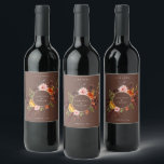 Rústica etiqueta de marco floral de otoño<br><div class="desc">Rústico marco floral y follaje de otoño,  etiquetas de vino personalizadas. Características,  hojas de otoño coloridas,  flores y marco redondo dorado pálido. La plantilla de estilo de diseño moderno proporciona líneas para nombres,  fecha de evento y ubicación.</div>