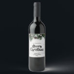 Rústica Merry Christmas pine tree Etiqueta del vin<br><div class="desc">Una gran idea para los regalos de tus Navidades. Personalice una botella con esta etiqueta única que presenta ramas de pino de aspecto festivo enmarcadas en un fondo rústico de madera blanca.</div>