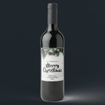 Rústica Merry Christmas pine tree Etiqueta del vin<br><div class="desc">Una gran idea para los regalos de tus Navidades. Personalice una botella con esta etiqueta única que presenta ramas de pino de aspecto festivo enmarcadas en un fondo rústico de madera blanca.</div>