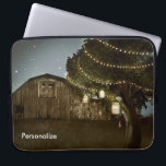 Rústico Funda de manga de portátiles para granjas<br><div class="desc">Rustic Barn & Tree Lights Laptop Sleeve Funda.</div>