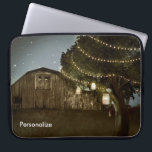 Rústico Funda de manga de portátiles para granjas<br><div class="desc">Rustic Barn & Tree Lights Laptop Sleeve Funda.</div>