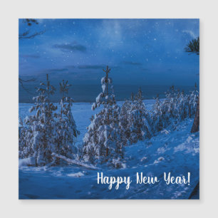 Ruta forestal en la noche de invierno