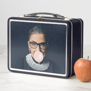 Ruth Bader Ginsburg soplando chicle rosa