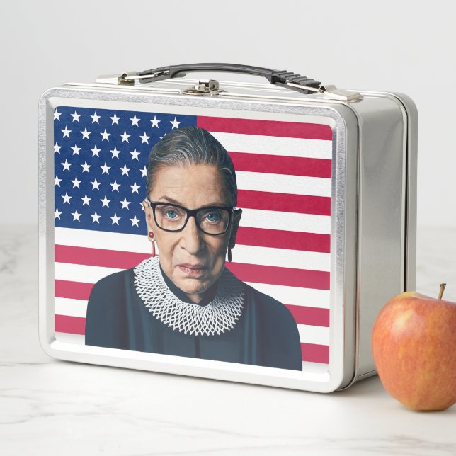 Ruth Bader Ginsburg y bandera de EE. UU. (In situ)