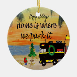 RV retro camper cerca de la playa ornamento de Nav