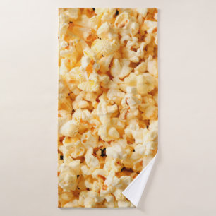 Sabrosas palomitas de maíz en todo el fondo. Alim