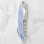 Sacacorchos Boda de hoja de palma exuberante Windsor Blue ID95<br><div class="desc">Una paleta de colores a la moda en tonos grises y azules; marcos geométricos brillantes y elegantes diseños, son la base de esta excitante suite boda. Tanto si planea una boda de destino como si se aloja cerca de casa, este delicado conjunto de diseño de hojas de palma ofrece una...</div>