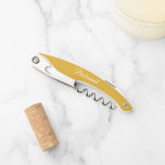 Sacacorchos Boda personalizada de amarillo dorado<br><div class="desc">Apertura de corcadero de vino de color amarillo dorado y de moda para tu boda dama de honor junto con su nombre en la parte posterior e impreso en escritura blanca y estilizada. Personalice el corkbolt reemplazando el nombre por el nombre de su dama de honor. Disponible en muchos de...</div>